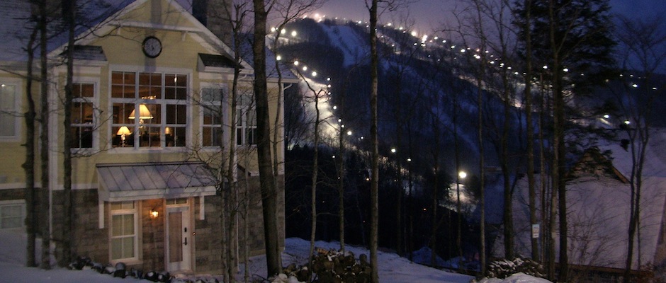 Une station de ski de soirée illuminée et invitante